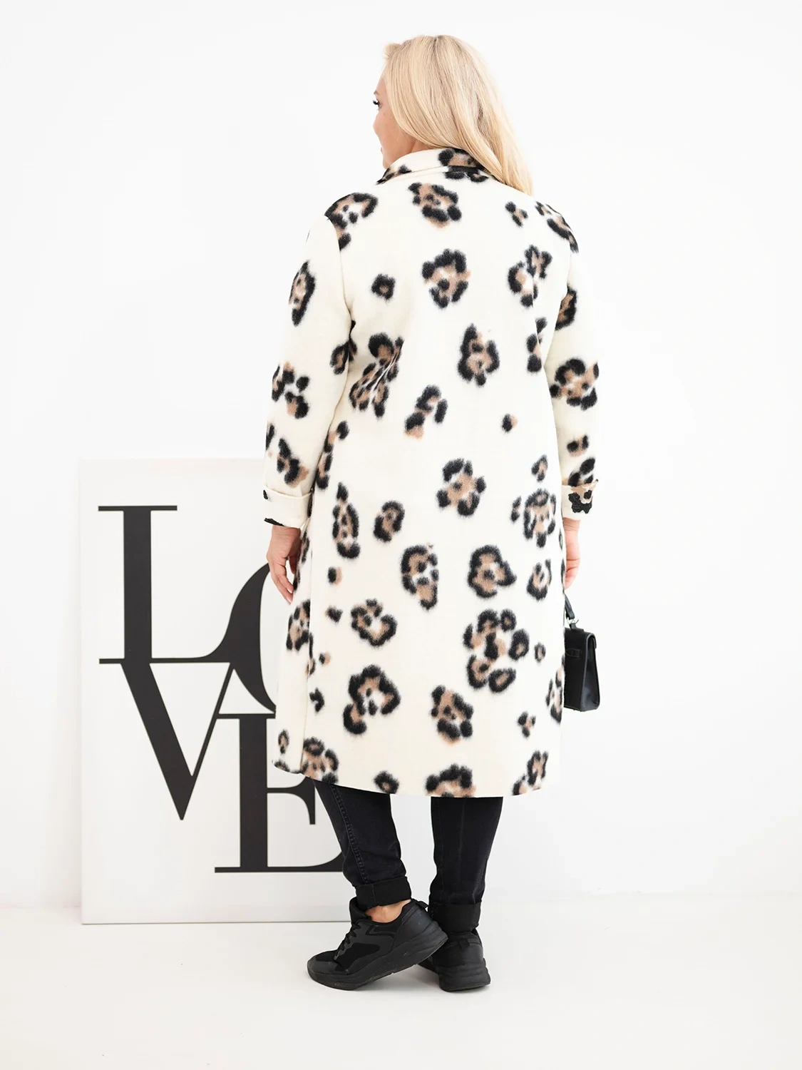 Płaszcz damski elegancki Plus Size w panterkę z klapami ecru - obrazek 3