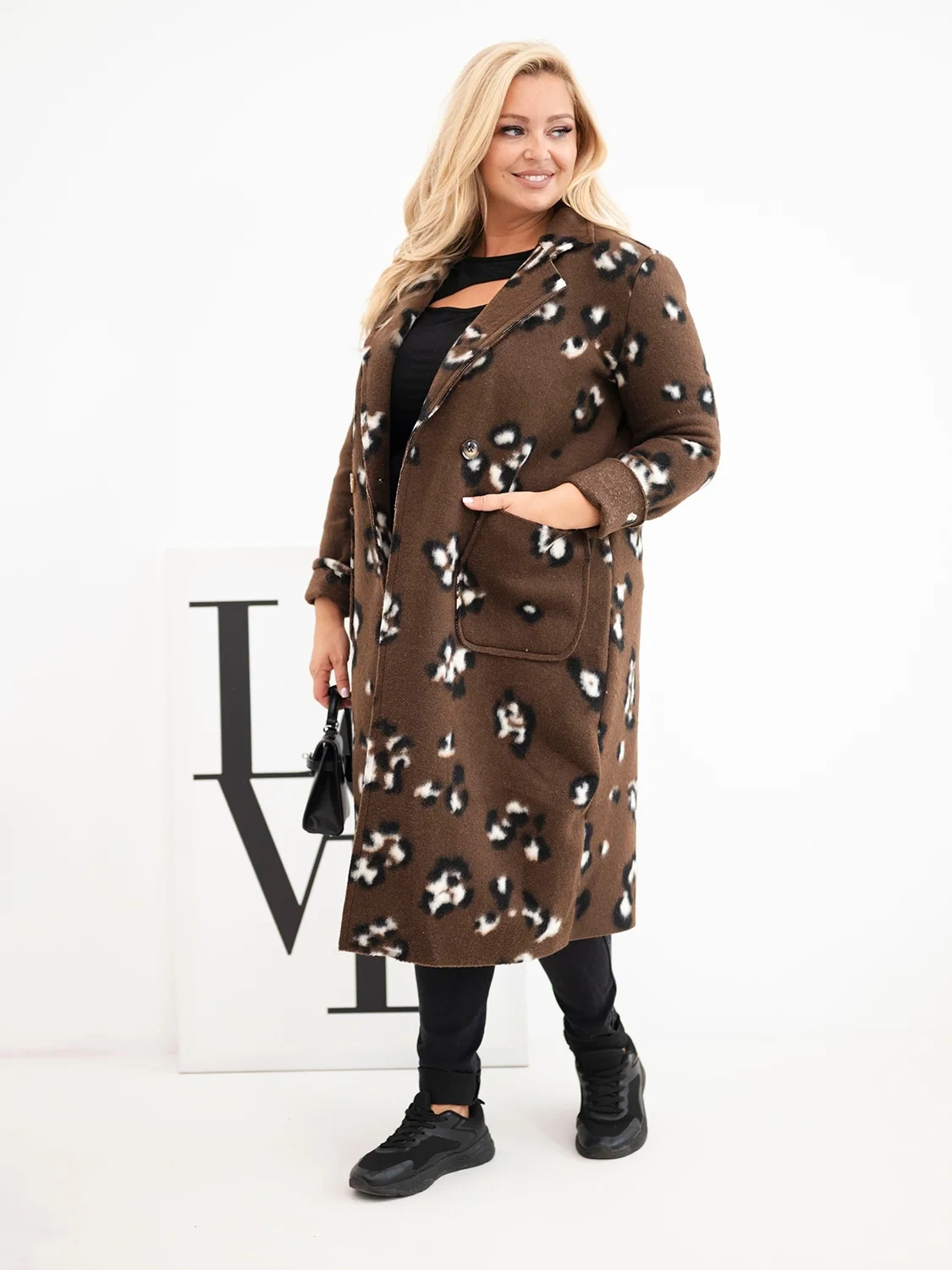 Płaszcz damski elegancki Plus Size w panterkę z klapami brązowy - obrazek 2