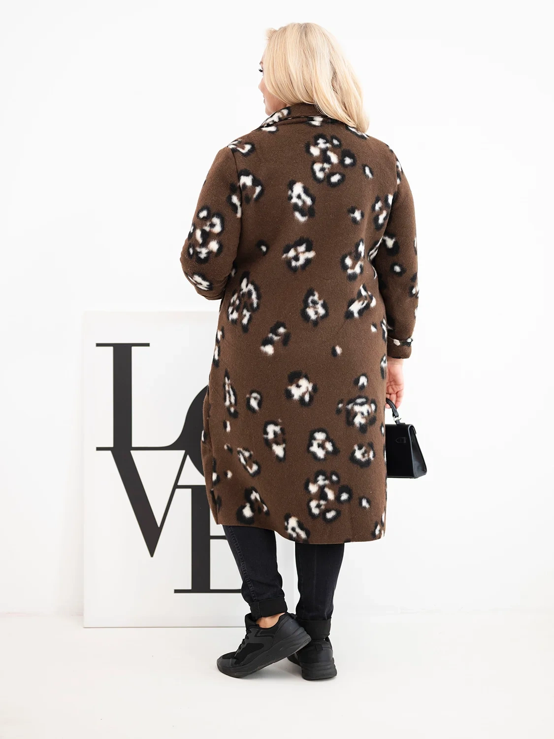 Płaszcz damski elegancki Plus Size w panterkę z klapami brązowy - obrazek 3