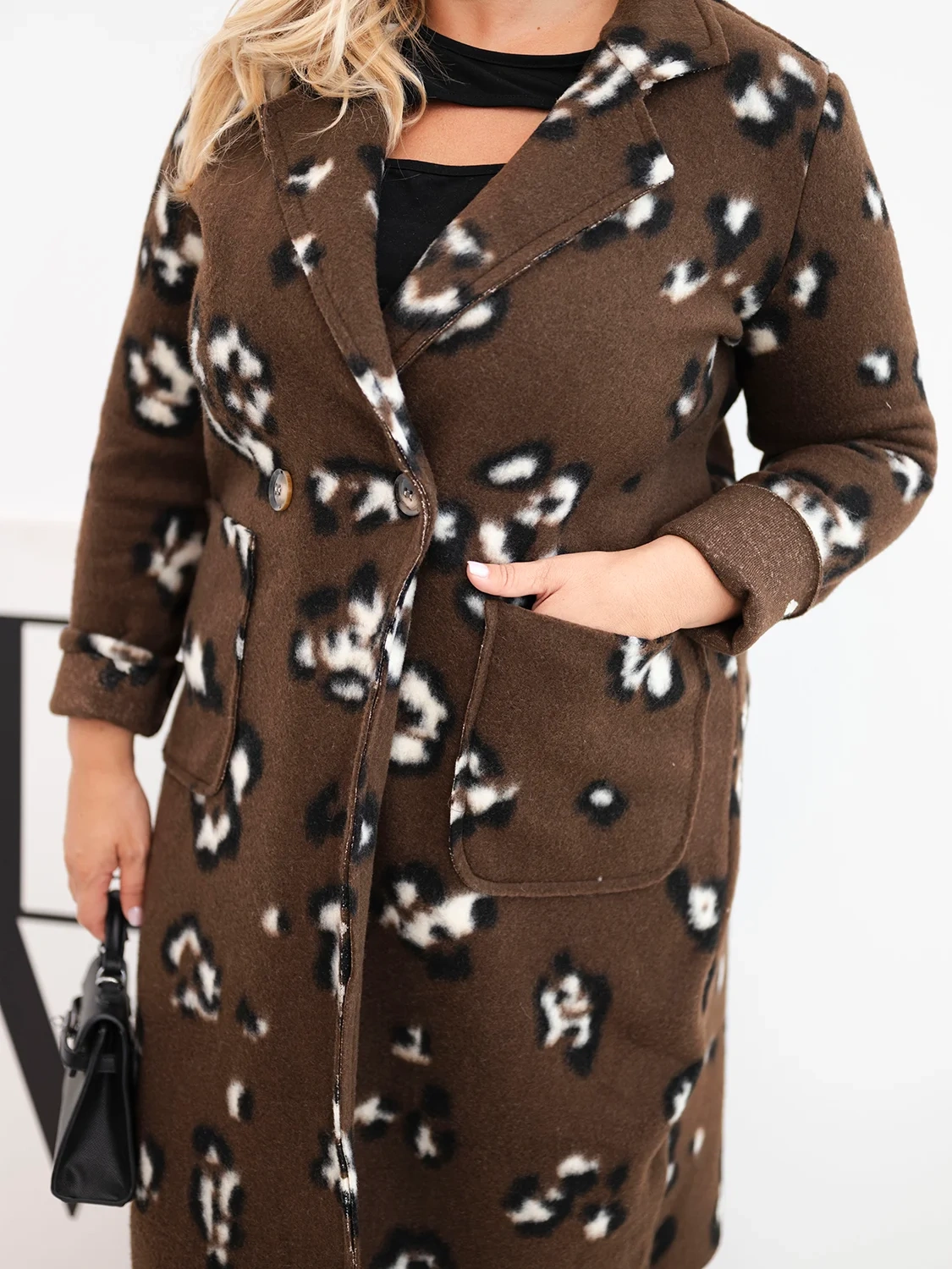 Płaszcz damski elegancki Plus Size w panterkę z klapami brązowy - obrazek 4
