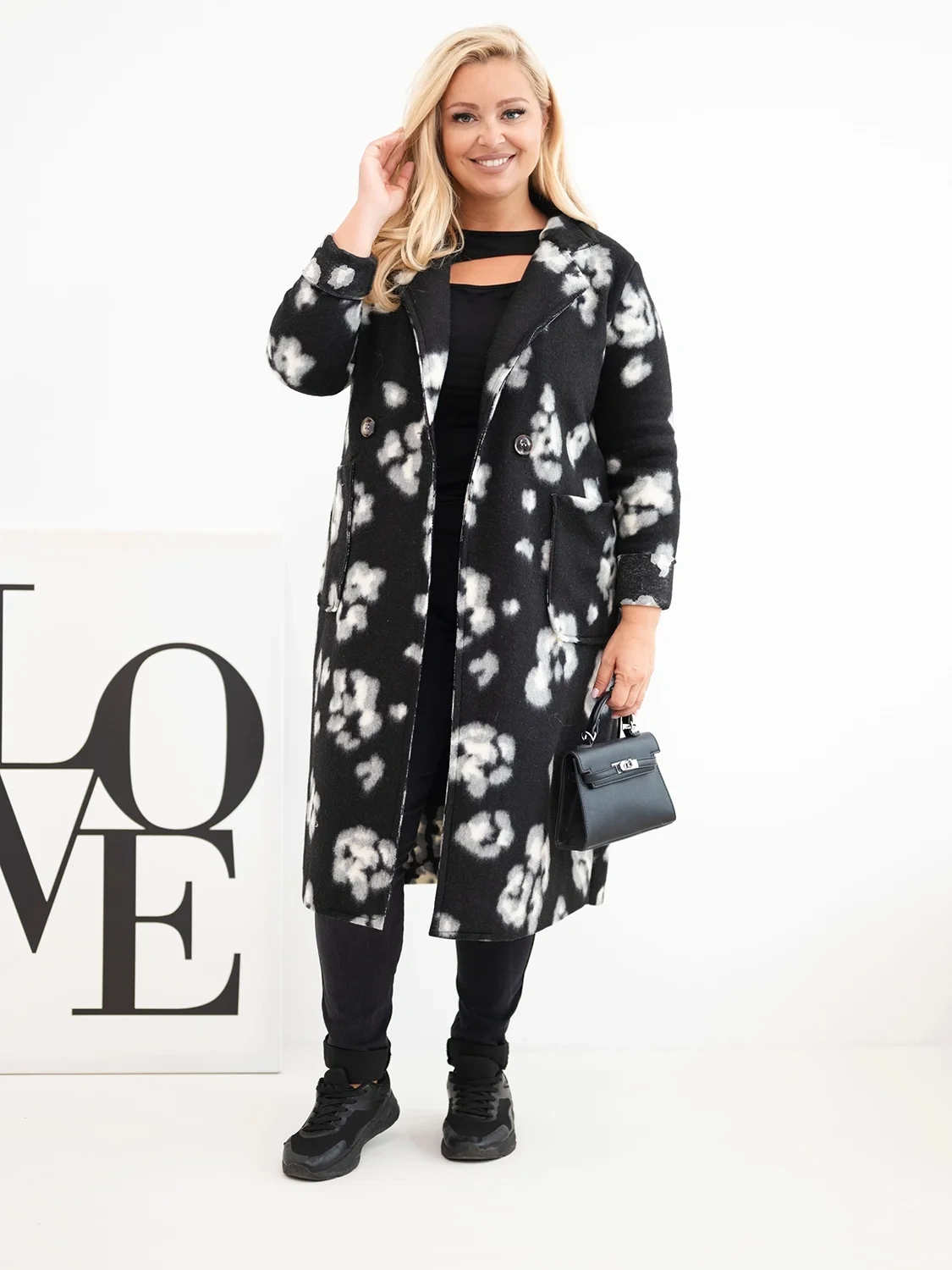 Płaszcz damski elegancki Plus Size w panterkę z klapami czarny - obrazek 2