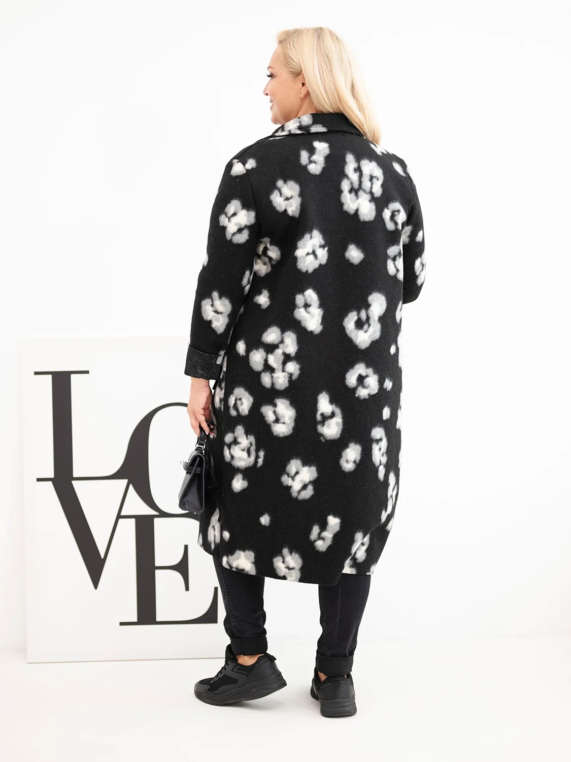 Płaszcz damski elegancki Plus Size w panterkę z klapami czarny - obrazek 3