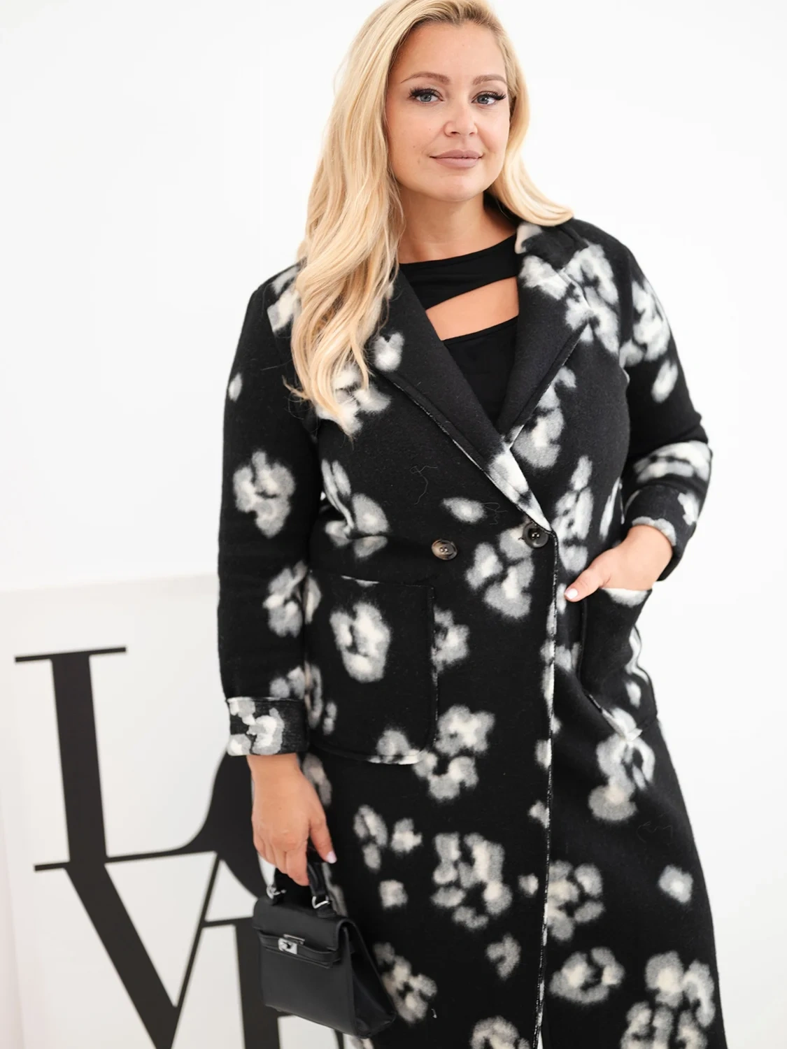 Płaszcz damski elegancki Plus Size w panterkę z klapami czarny