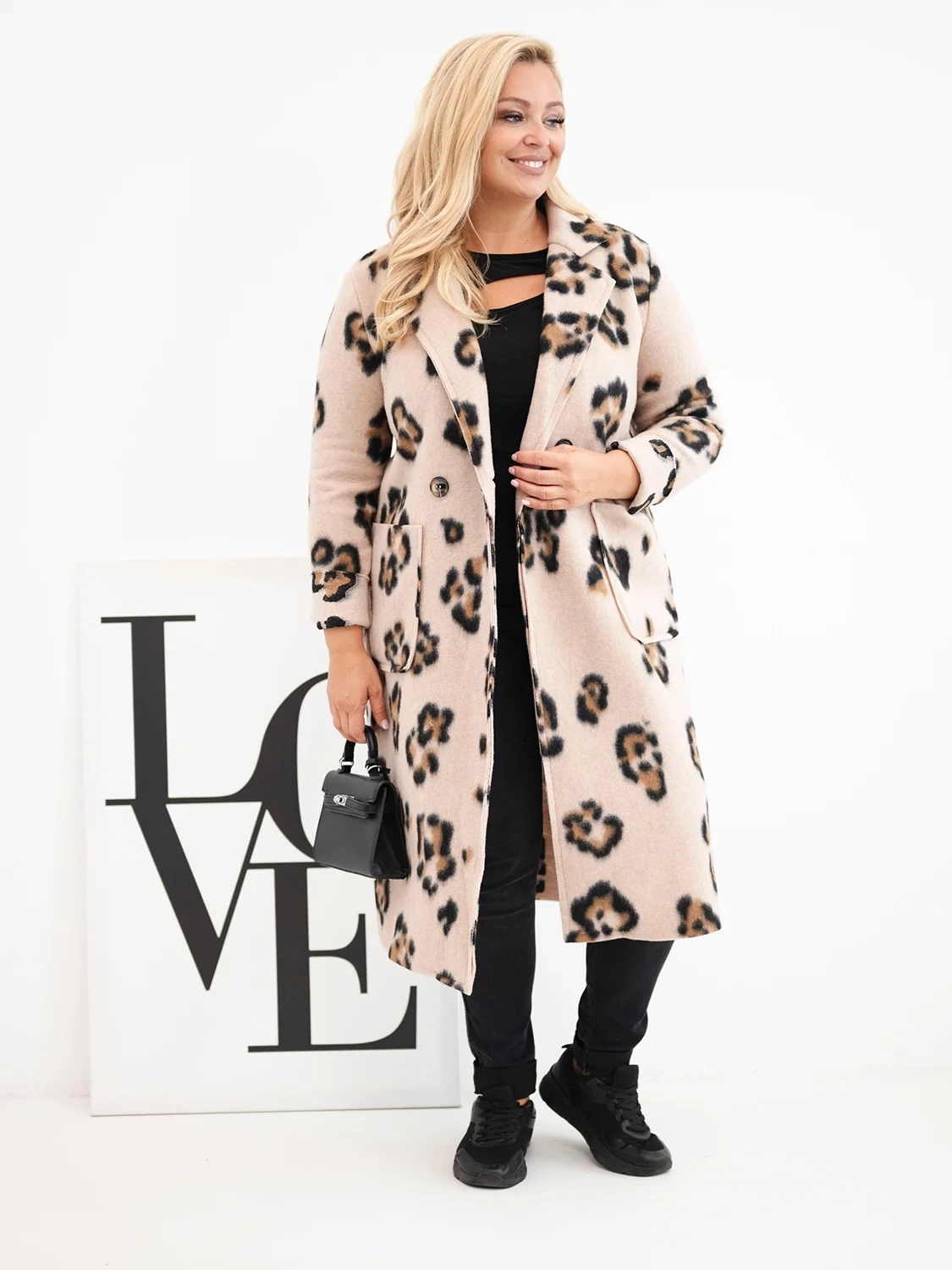 Płaszcz damski elegancki Plus Size w panterkę z klapami beżowy - obrazek 2