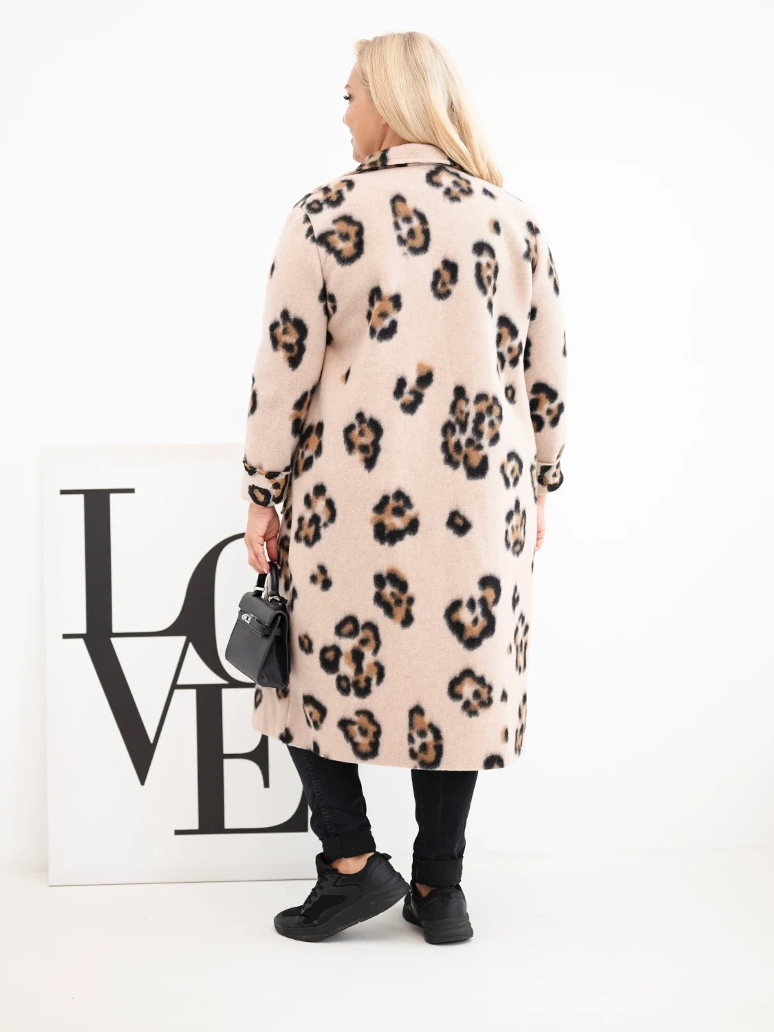 Płaszcz damski elegancki Plus Size w panterkę z klapami beżowy - obrazek 3