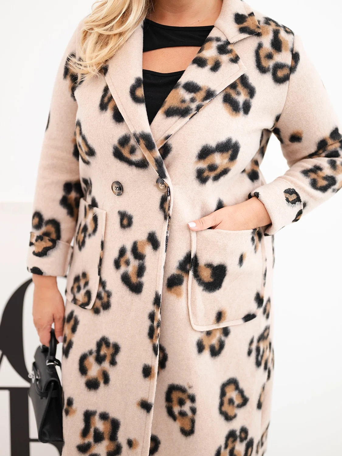 Płaszcz damski elegancki Plus Size w panterkę z klapami beżowy - obrazek 4