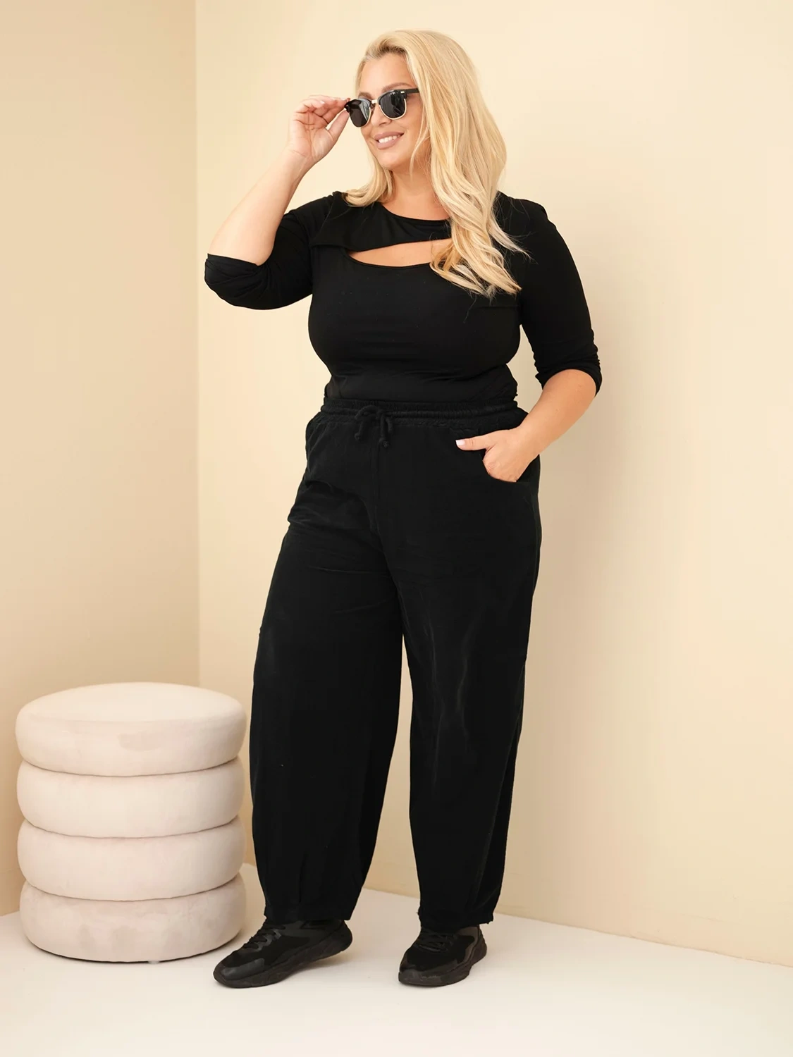 Spodnie damskie bawełniane Plus Size sztruksowe z gumką w pasie i kieszeniami czarne