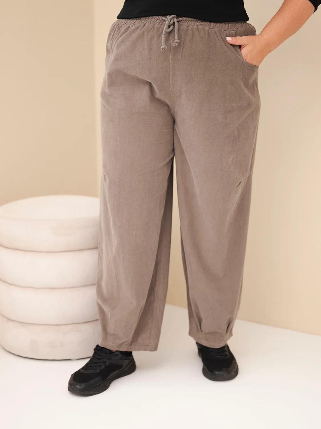 Spodnie damskie bawełniane Plus Size sztruksowe z gumką w pasie i kieszeniami fango - obrazek 2