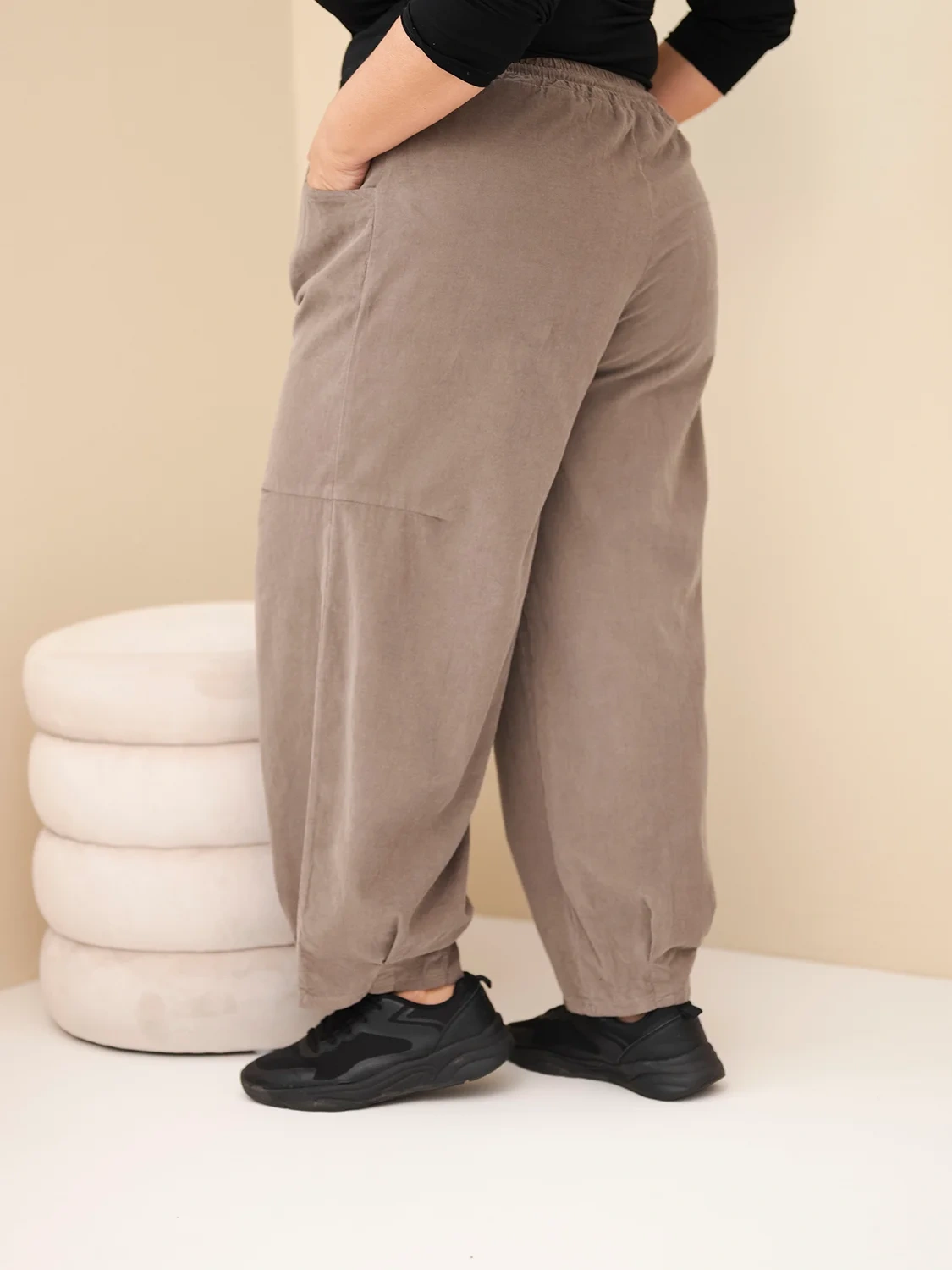 Spodnie damskie bawełniane Plus Size sztruksowe z gumką w pasie i kieszeniami fango - obrazek 3