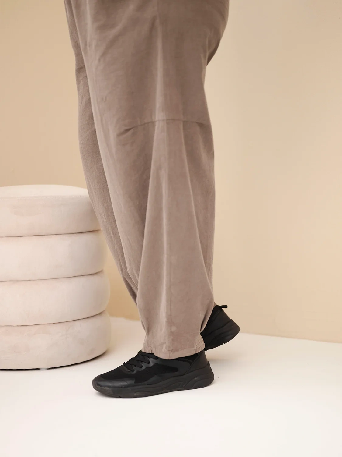Spodnie damskie bawełniane Plus Size sztruksowe z gumką w pasie i kieszeniami fango - obrazek 4