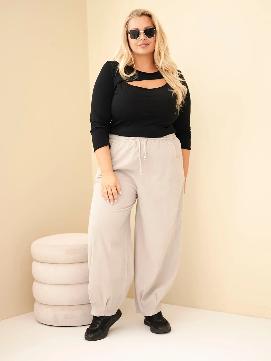 Spodnie damskie bawełniane Plus Size sztruksowe z gumką w pasie i kieszeniami beżowe