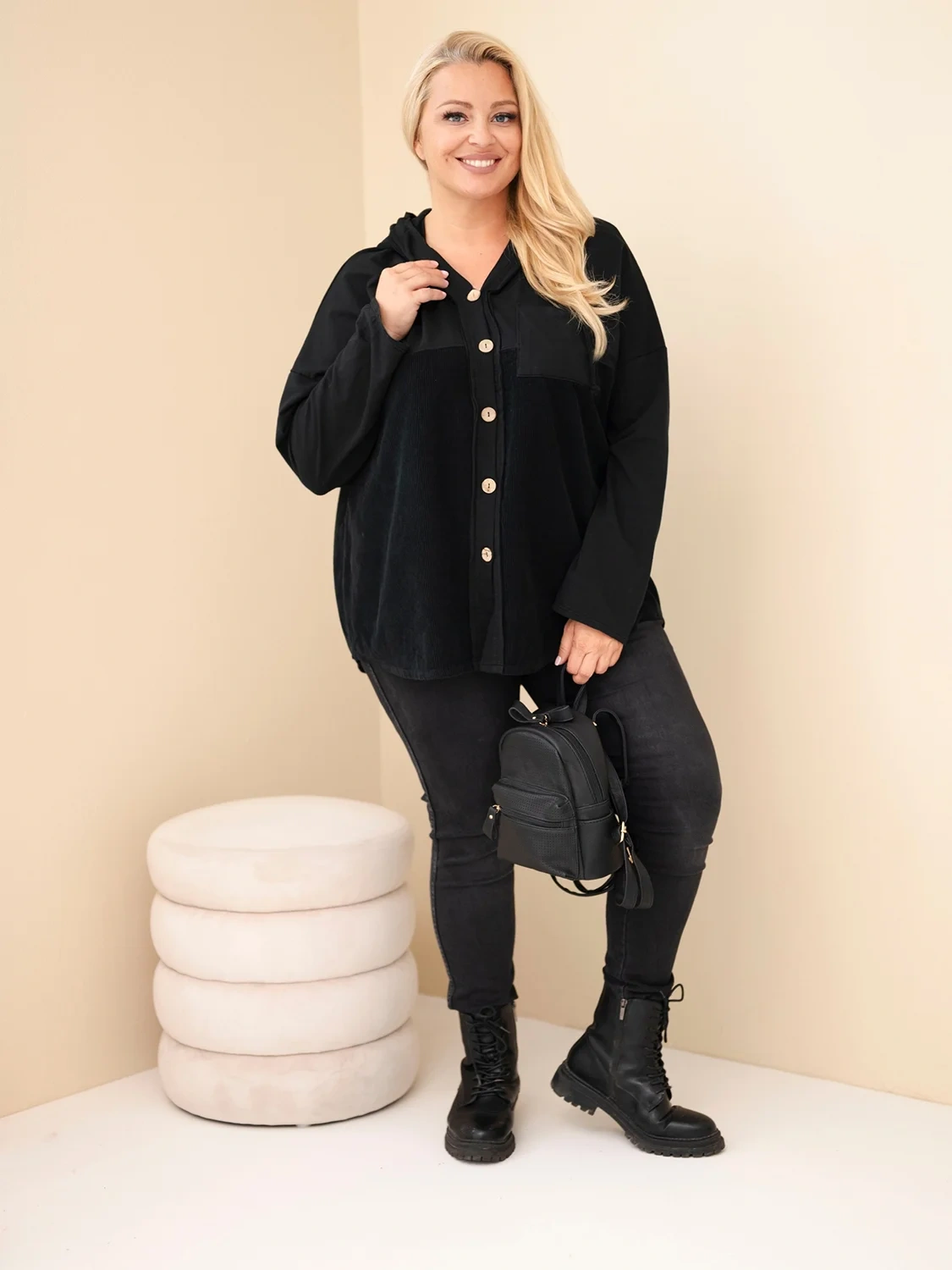 Bluza damska bawełniana Plus Size z kapturem i guzikami czarna - obrazek 2