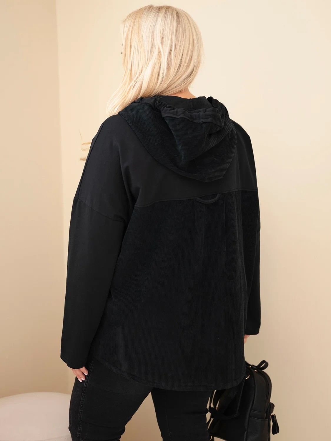 Bluza damska bawełniana Plus Size z kapturem i guzikami czarna - obrazek 3