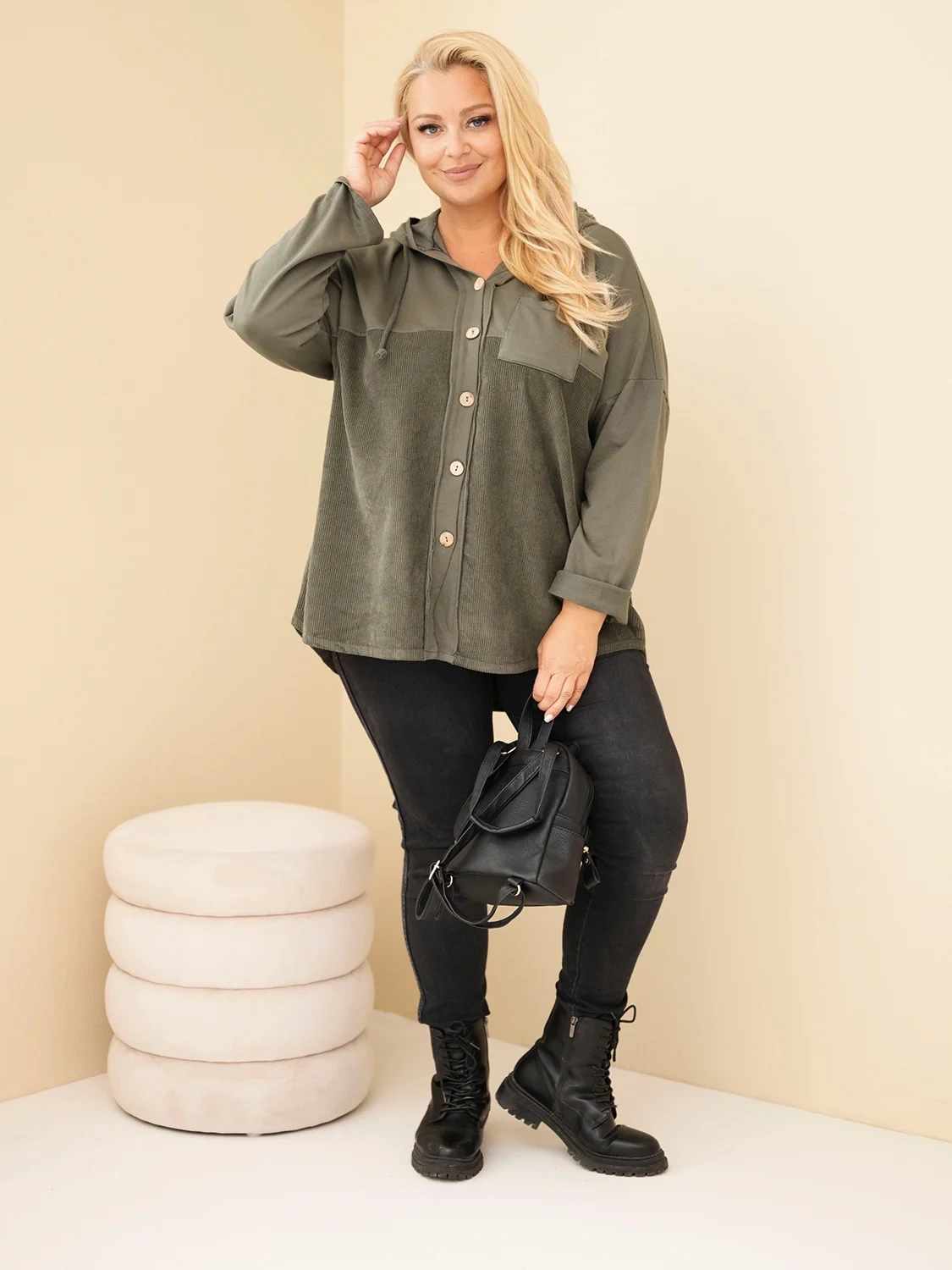 Bluza damska bawełniana Plus Size z kapturem i guzikami khaki - obrazek 3
