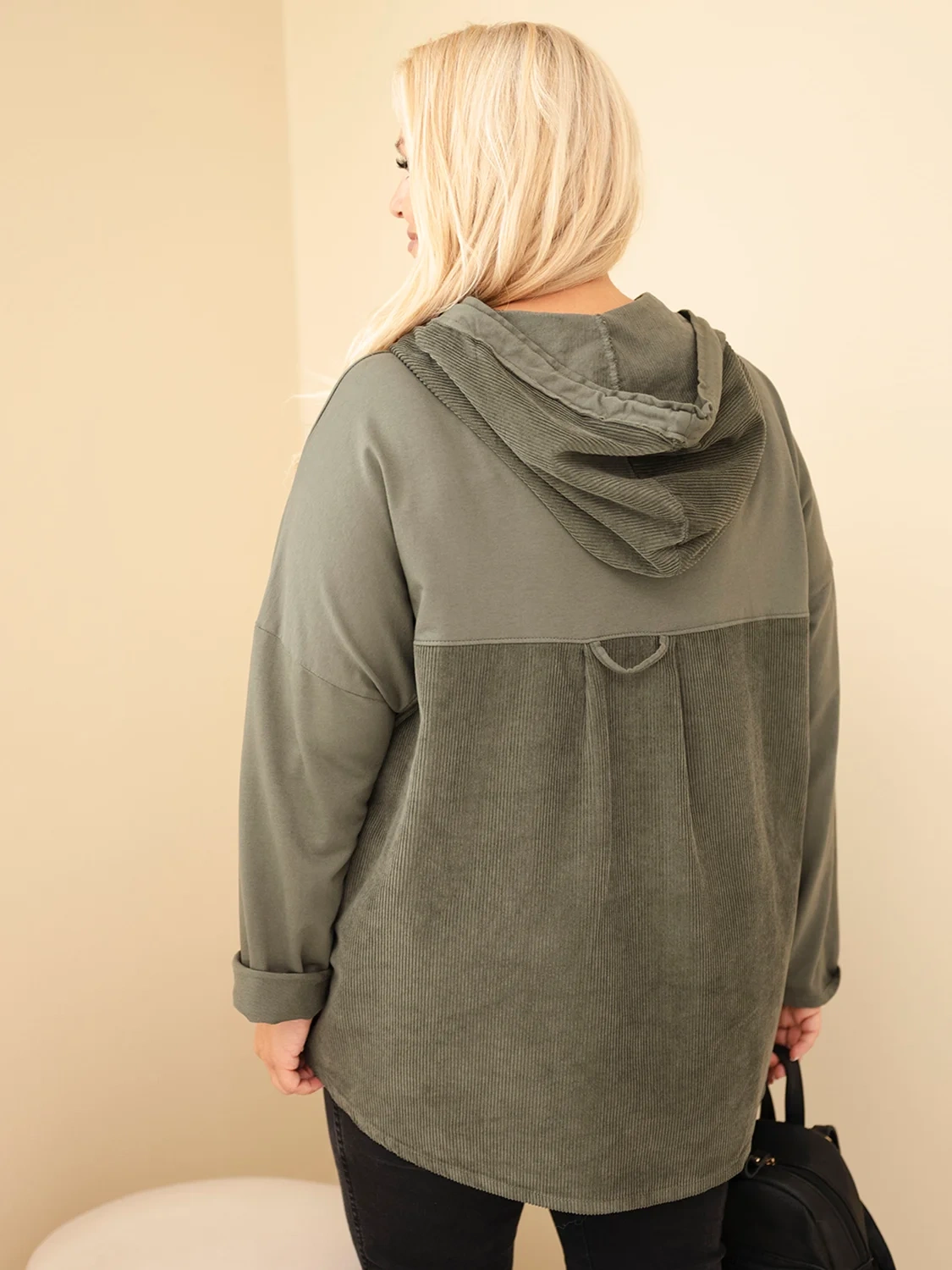 Bluza damska bawełniana Plus Size z kapturem i guzikami khaki - obrazek 4