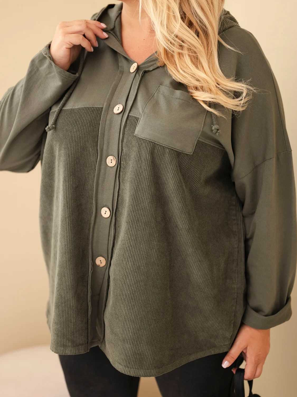 Bluza damska bawełniana Plus Size z kapturem i guzikami khaki - obrazek 2