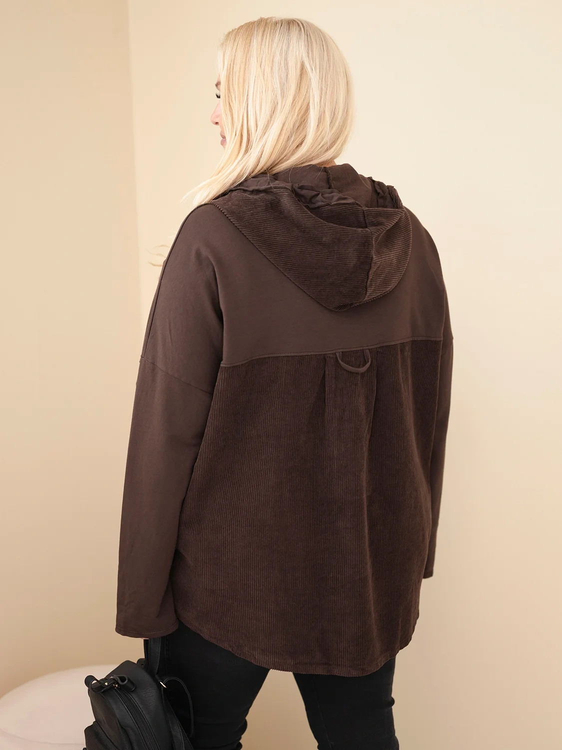 Bluza damska bawełniana Plus Size z kapturem i guzikami brązowa - obrazek 3