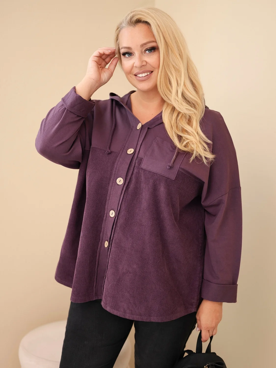 Bluza damska bawełniana Plus Size z kapturem i guzikami ciemno fioletowa