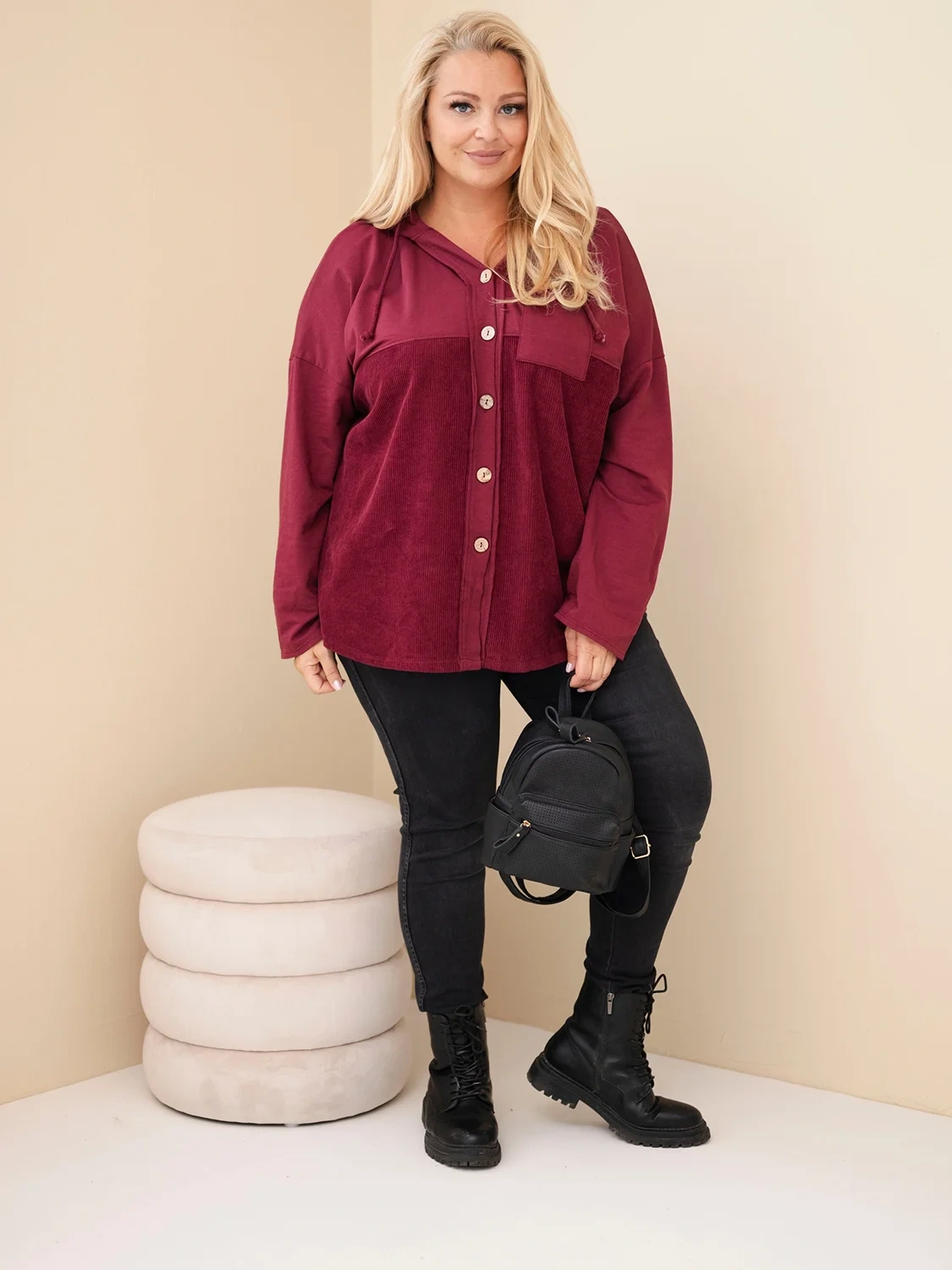 Bluza damska bawełniana Plus Size z kapturem i guzikami bordowa - obrazek 2