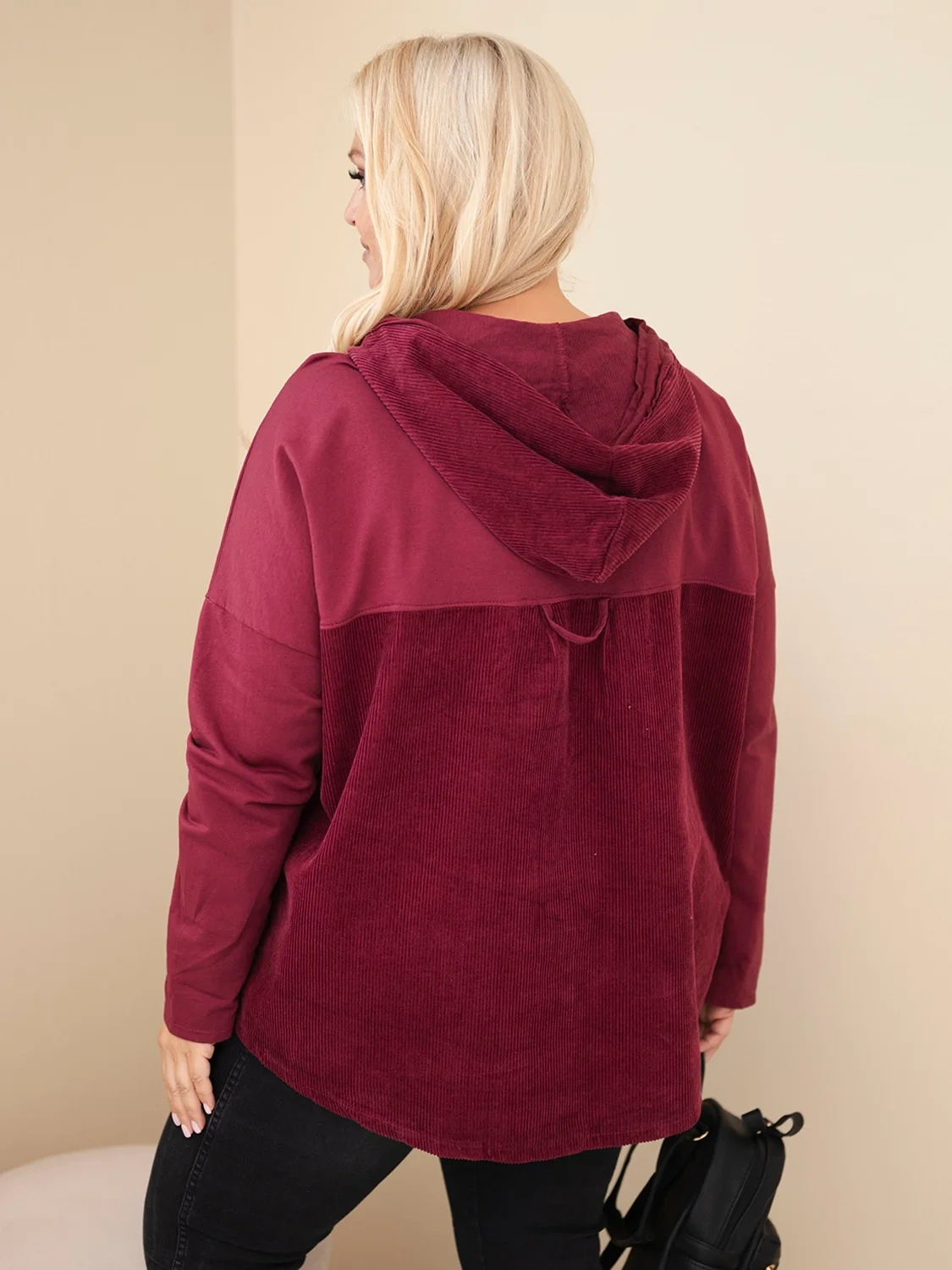 Bluza damska bawełniana Plus Size z kapturem i guzikami bordowa - obrazek 4
