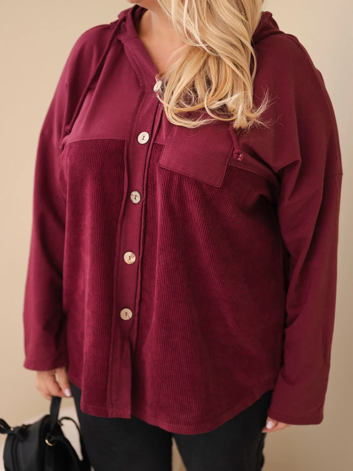 Bluza damska bawełniana Plus Size z kapturem i guzikami bordowa - obrazek 3