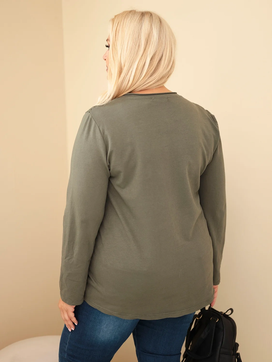 Bluza damska bawełniana Plus Size z ażurową wstawką i kieszenią khaki - obrazek 4