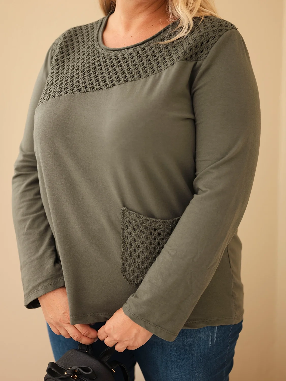 Bluza damska bawełniana Plus Size z ażurową wstawką i kieszenią khaki - obrazek 2