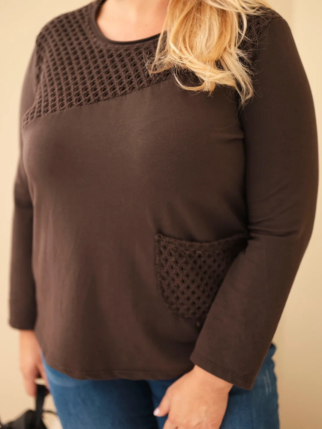 Bluza damska bawełniana Plus Size z ażurową wstawką i kieszenią brązowa - obrazek 2