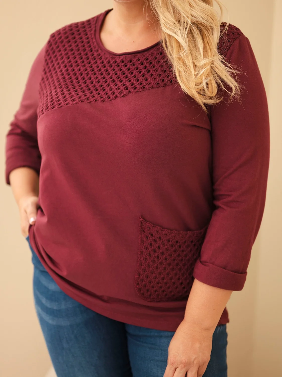 Bluza damska bawełniana Plus Size z ażurową wstawką i kieszenią bordowa - obrazek 2