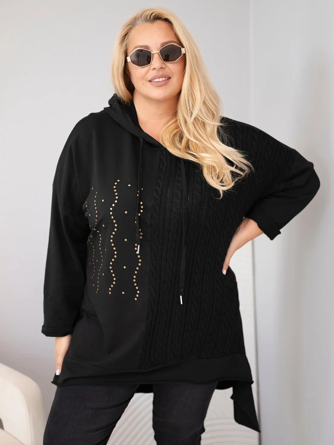 Bluza damska bawełniana Plus Size z kapturem i plecioną wstawką czarna