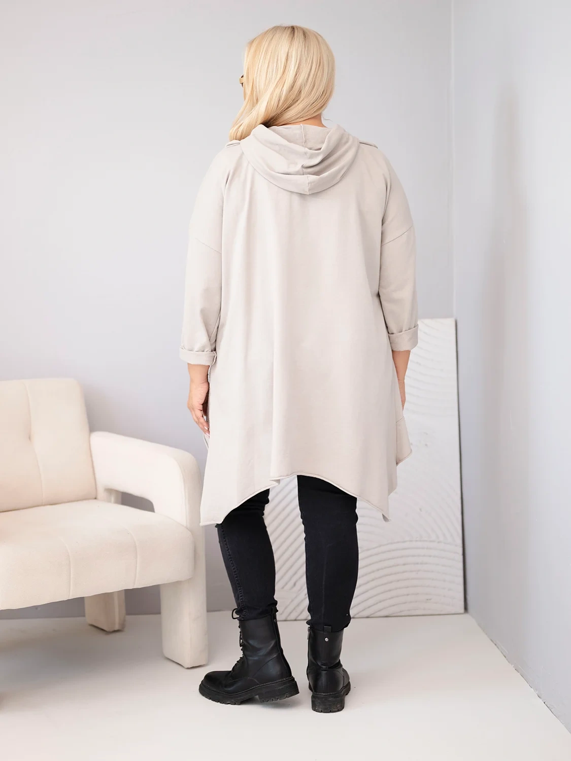 Bluza damska bawełniana Plus Size z kapturem i plecioną wstawką fango - obrazek 4