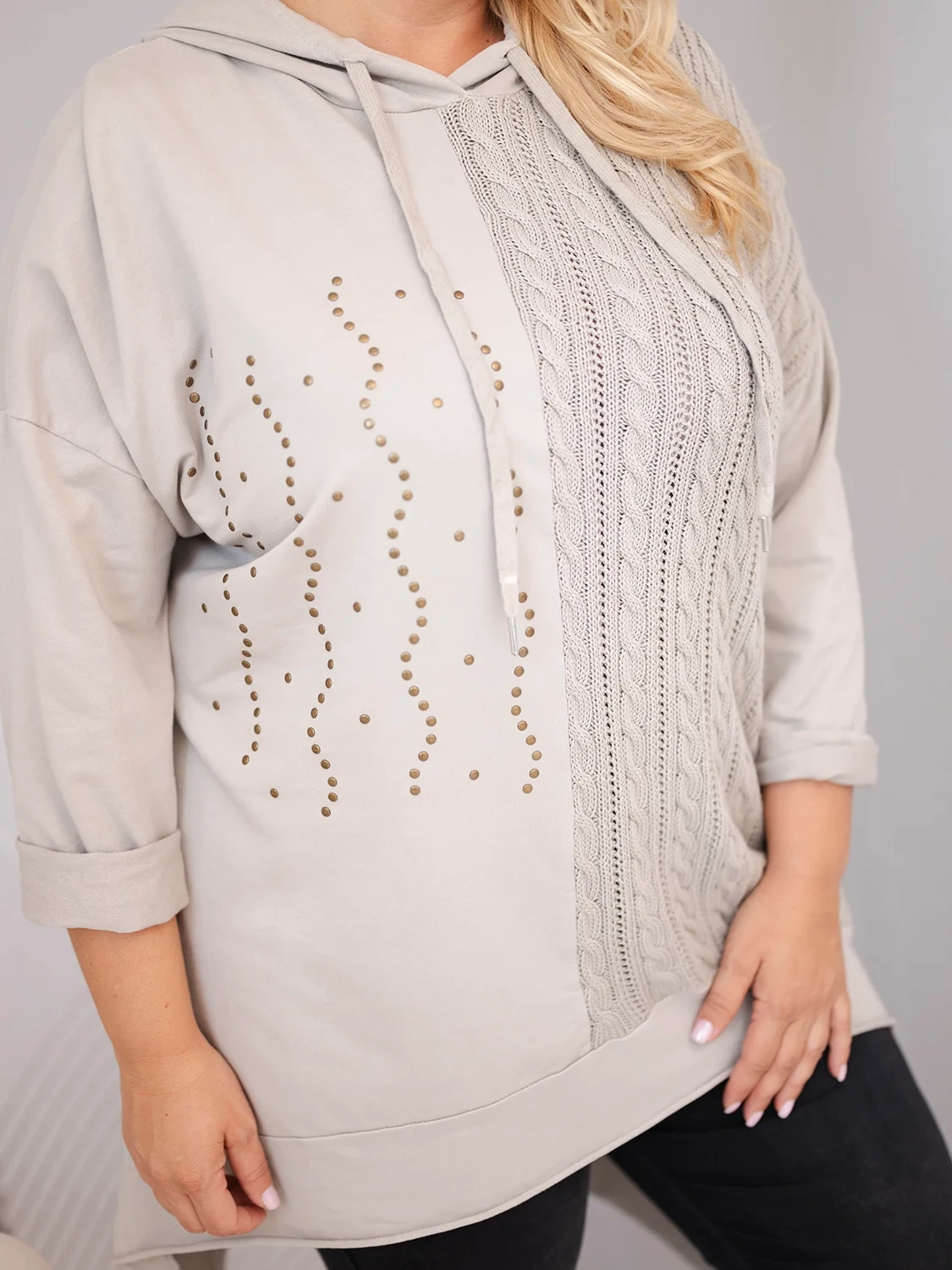 Bluza damska bawełniana Plus Size z kapturem i plecioną wstawką fango - obrazek 2