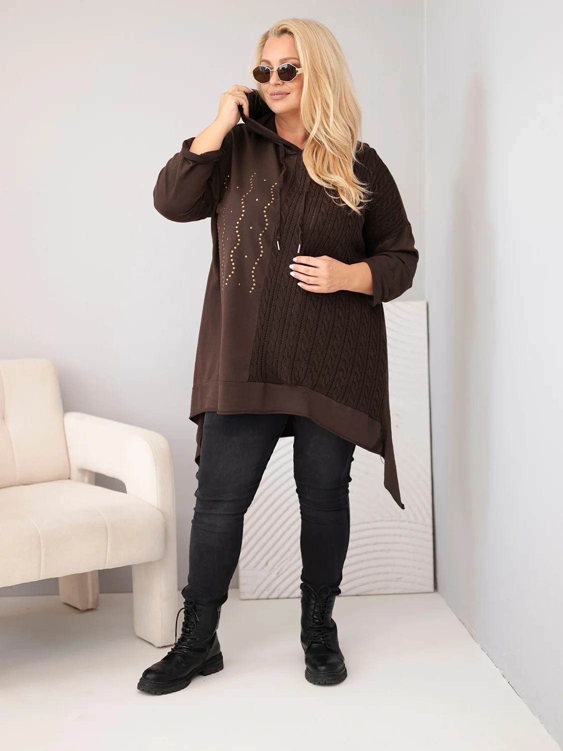 Bluza damska bawełniana Plus Size z kapturem i plecioną wstawką brązowy - obrazek 3
