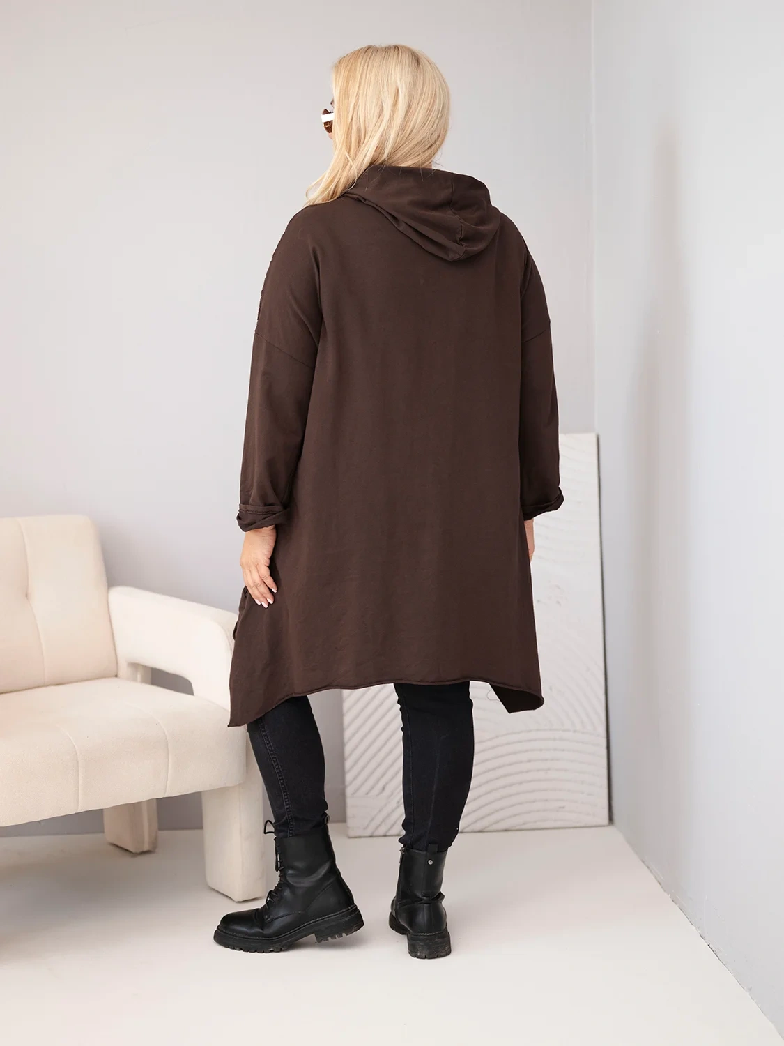 Bluza damska bawełniana Plus Size z kapturem i plecioną wstawką brązowy - obrazek 4