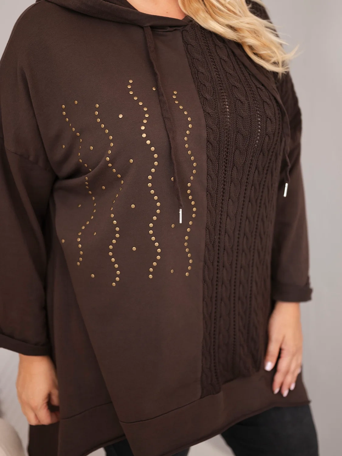 Bluza damska bawełniana Plus Size z kapturem i plecioną wstawką brązowy - obrazek 2