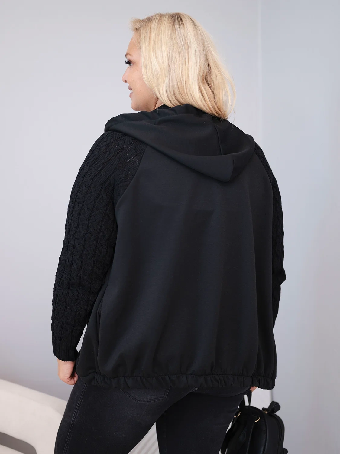 Bluza damska bawełniana Plus Size z dzianinowymi rękawami i kapturem czarna - obrazek 4