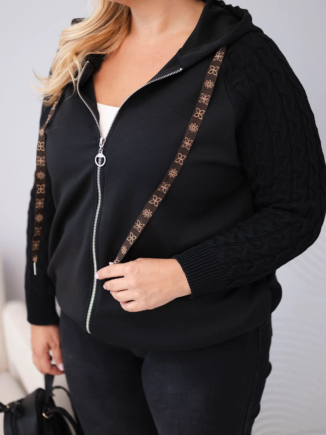 Bluza damska bawełniana Plus Size z dzianinowymi rękawami i kapturem czarna - obrazek 2