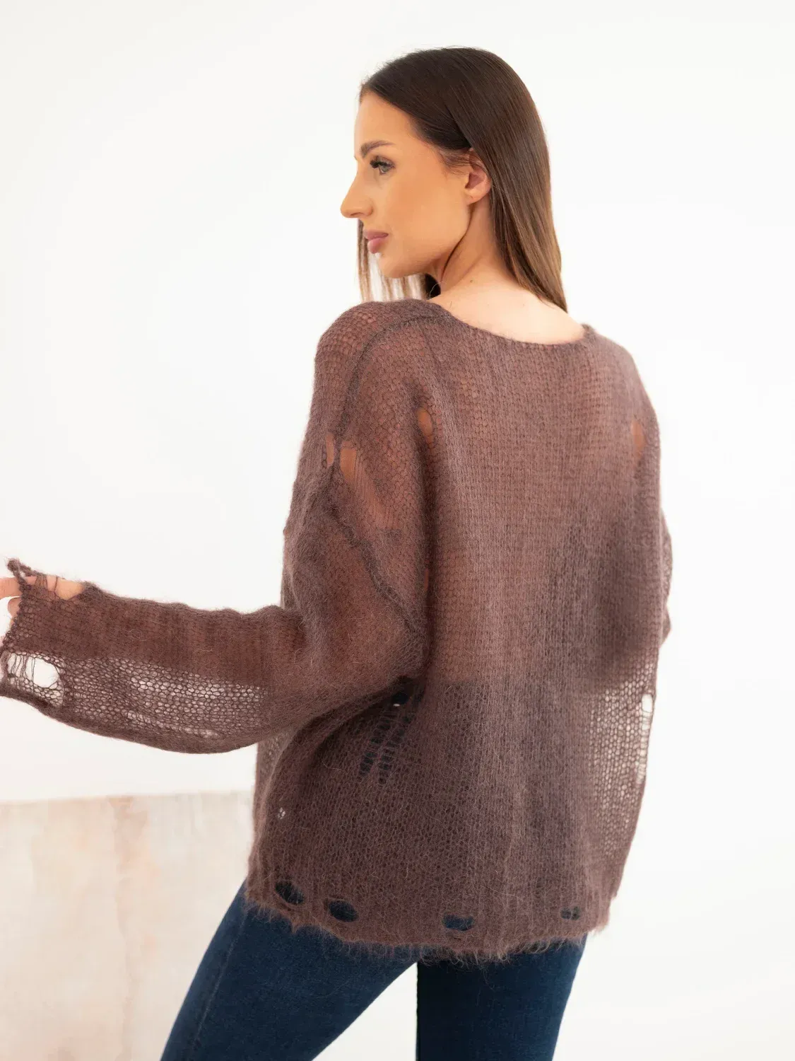Sweter damski w 70% z kid moheru na guziki z efektem przetarć brązowy - obrazek 4