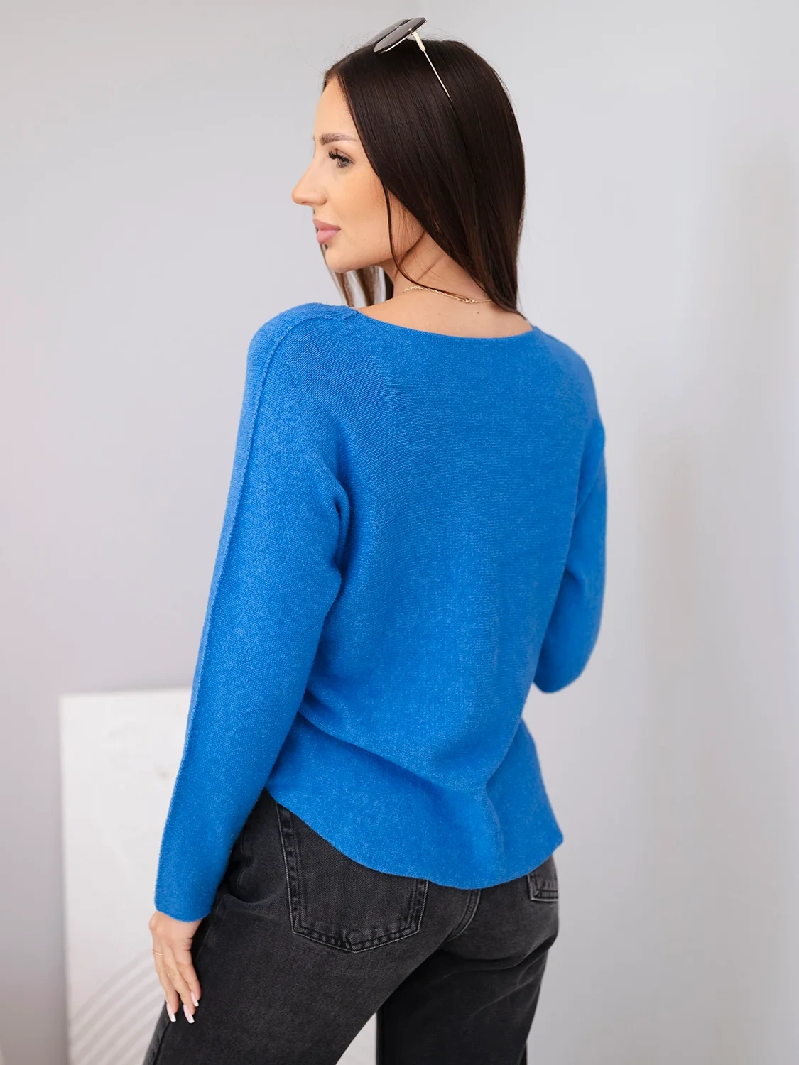 Sweter damski z wiskozy z długim rękawem i okrągłym dekoltem jeansowy - obrazek 4