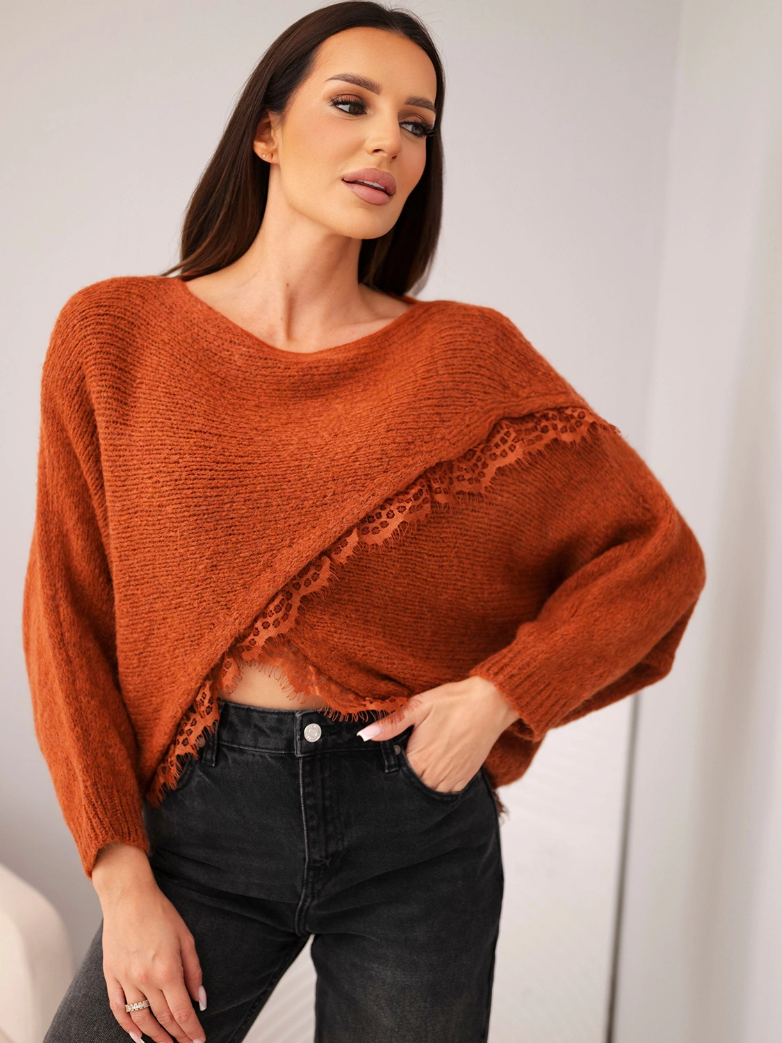 Sweter damski asymetryczny z koronkową wstawką rudy