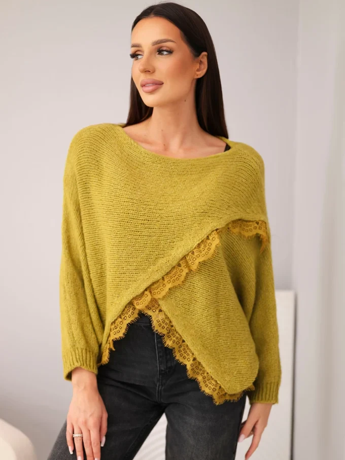 Sweter damski asymetryczny z koronkową wstawką oliwkowy