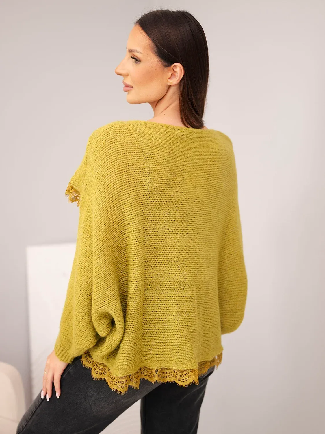 Sweter damski asymetryczny z koronkową wstawką oliwkowy - obrazek 4