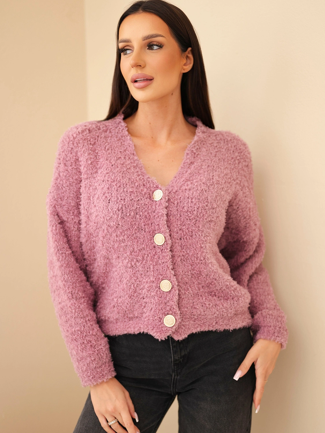 Sweter damski z moherem z ozdobnymi guzikami ciemny różowy