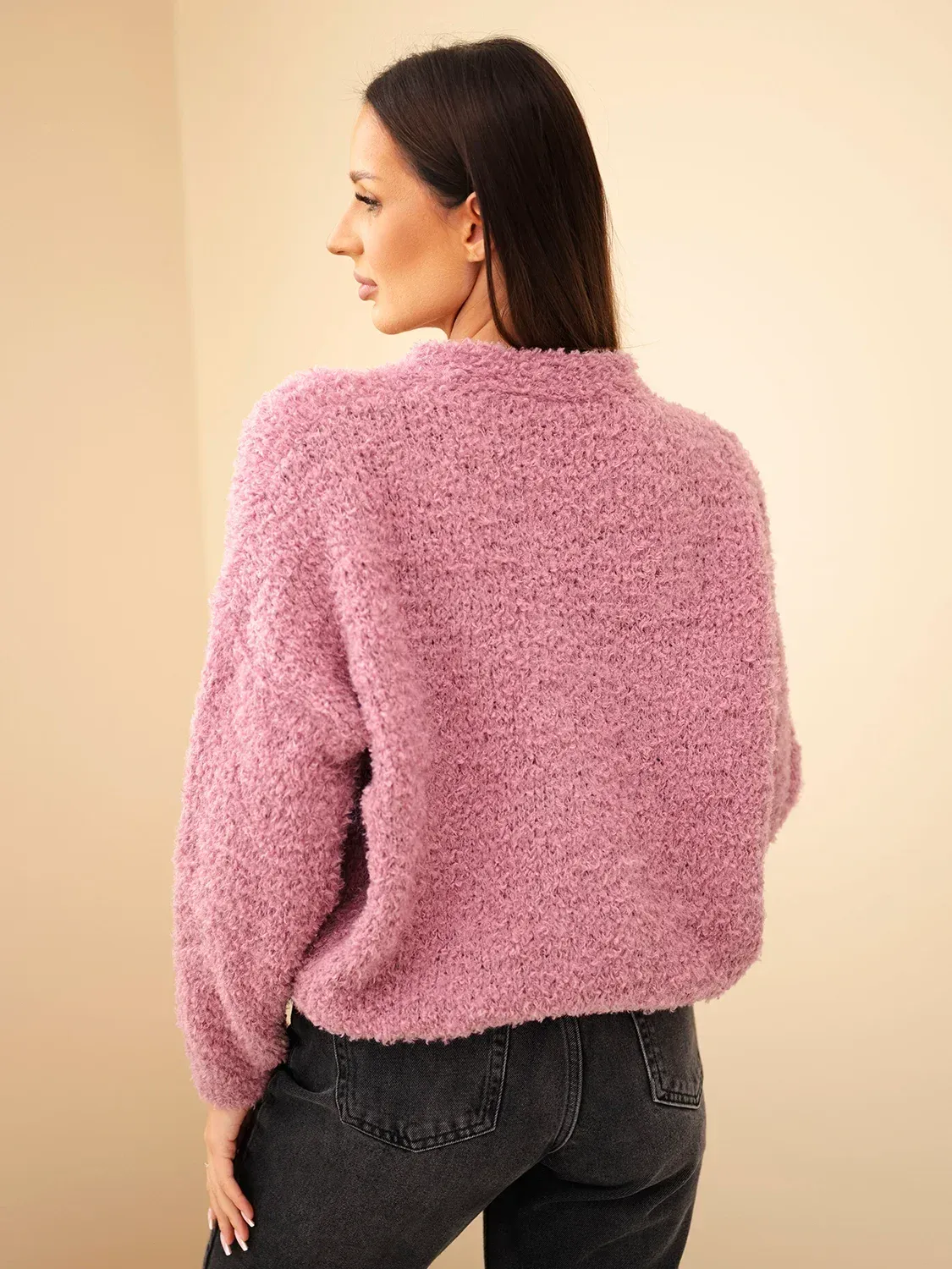 Sweter damski z moherem z ozdobnymi guzikami ciemny różowy - obrazek 4