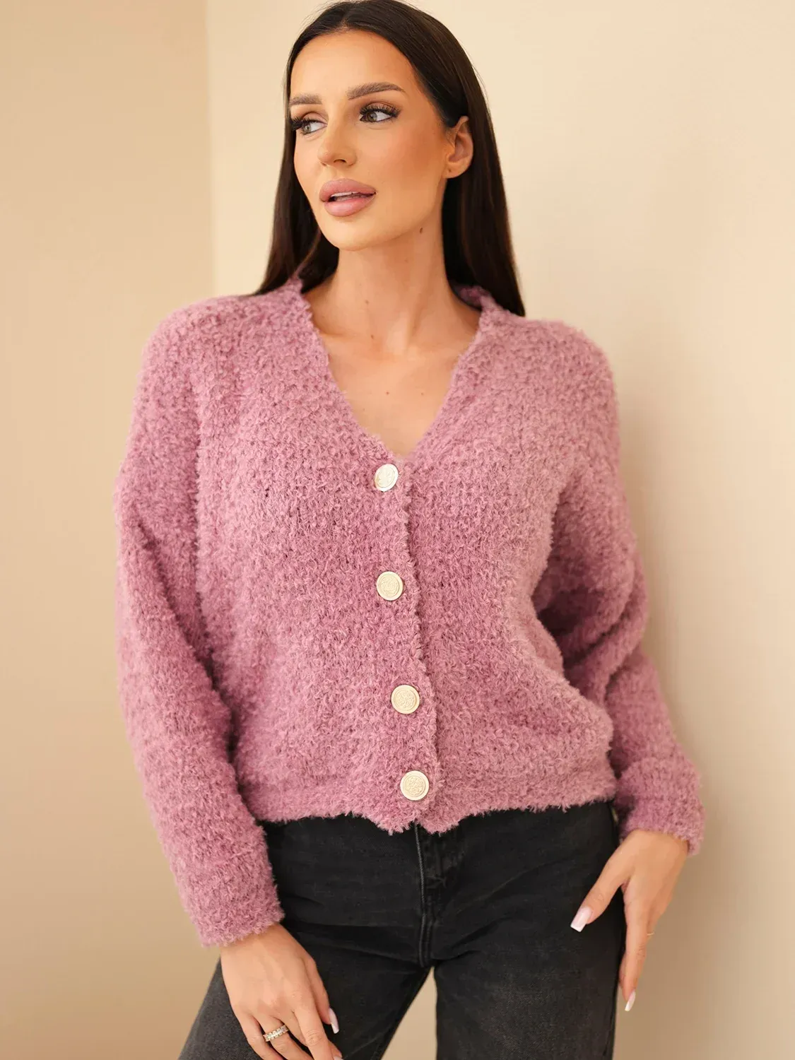 Sweter damski z moherem z ozdobnymi guzikami ciemny różowy
