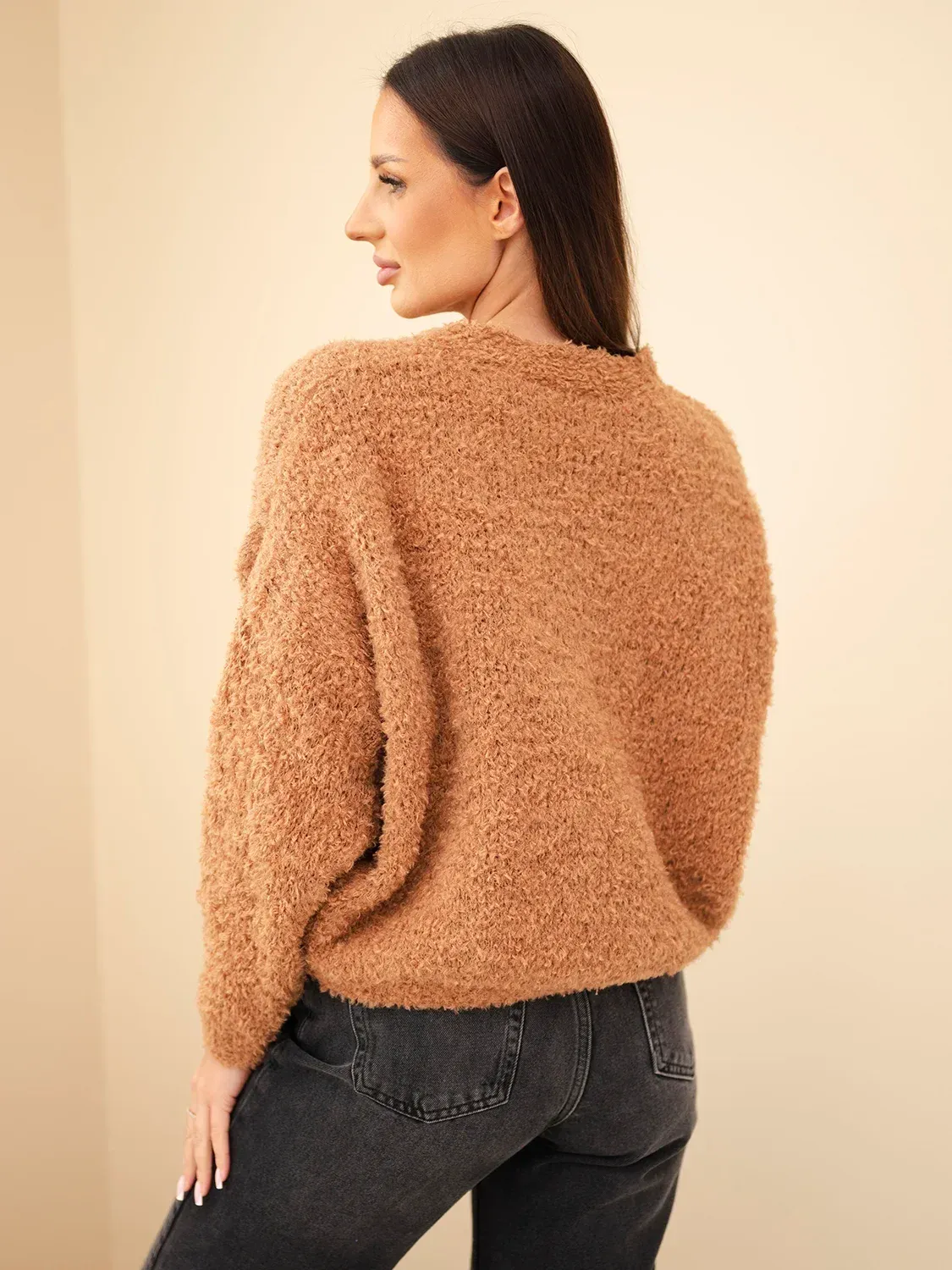 Sweter damski z moherem z ozdobnymi guzikami camelowy - obrazek 4