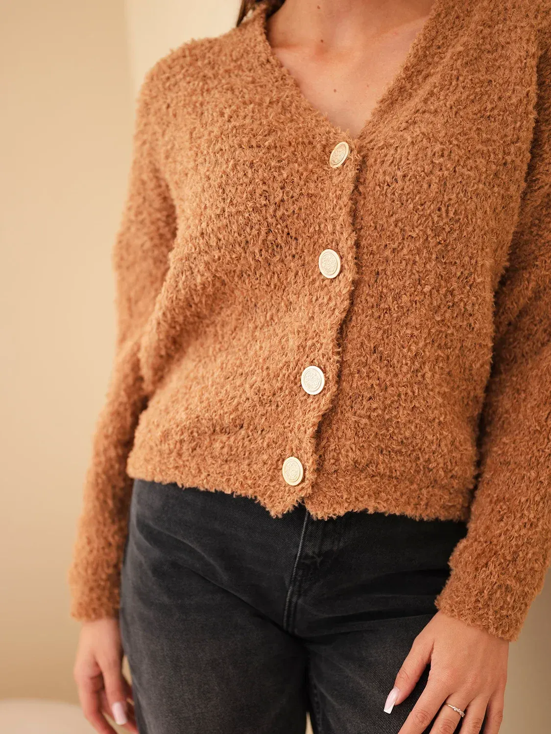 Sweter damski z moherem z ozdobnymi guzikami camelowy - obrazek 3