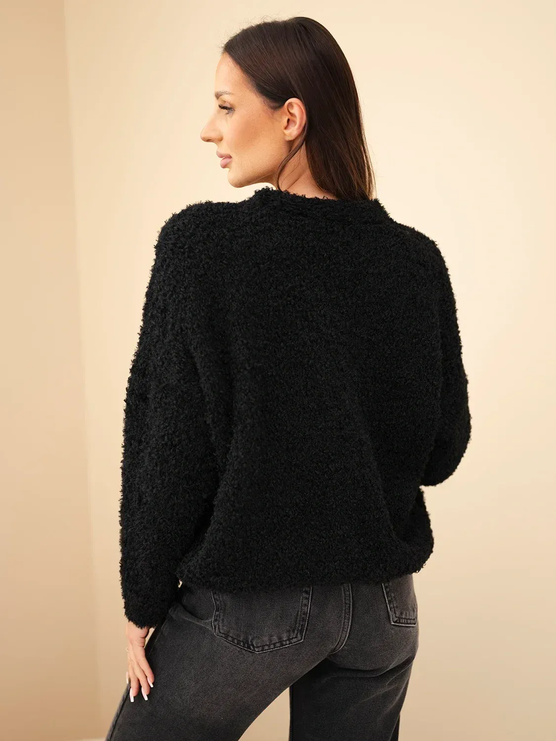 Sweter damski z moherem z ozdobnymi guzikami czarny - obrazek 4