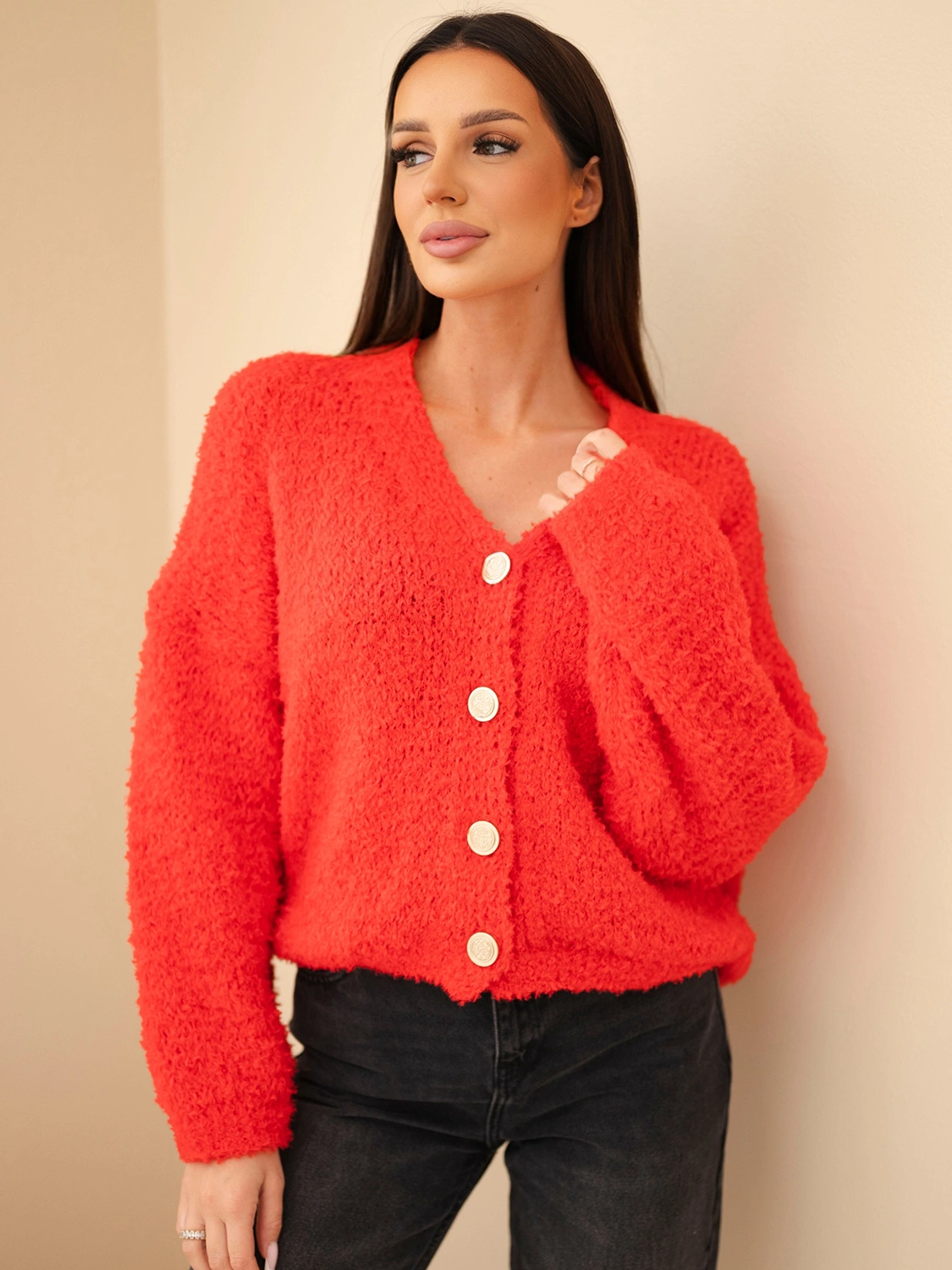 Sweter damski z moherem z ozdobnymi guzikami czerwony