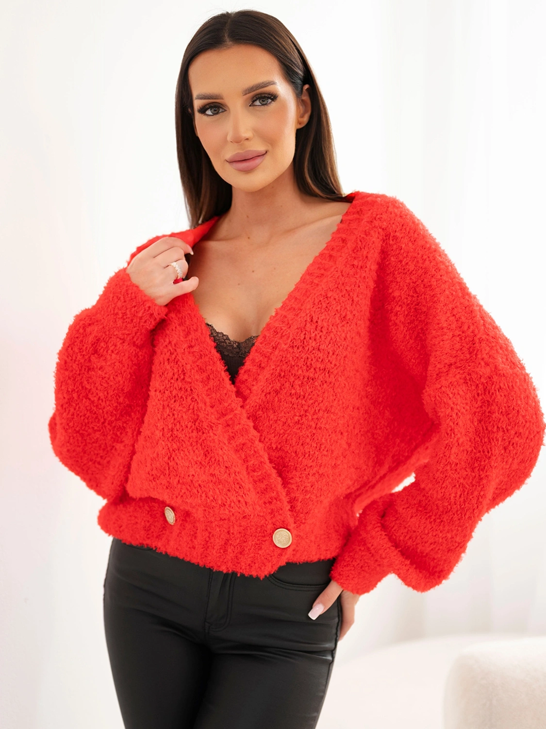 Sweter damski z moherem kopertowy z ozdobnymi guzikami czerwony